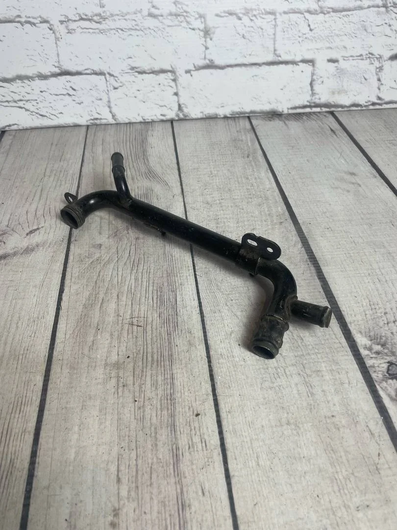 Трубка системы охлаждения двс металл Audi A1 2010-..