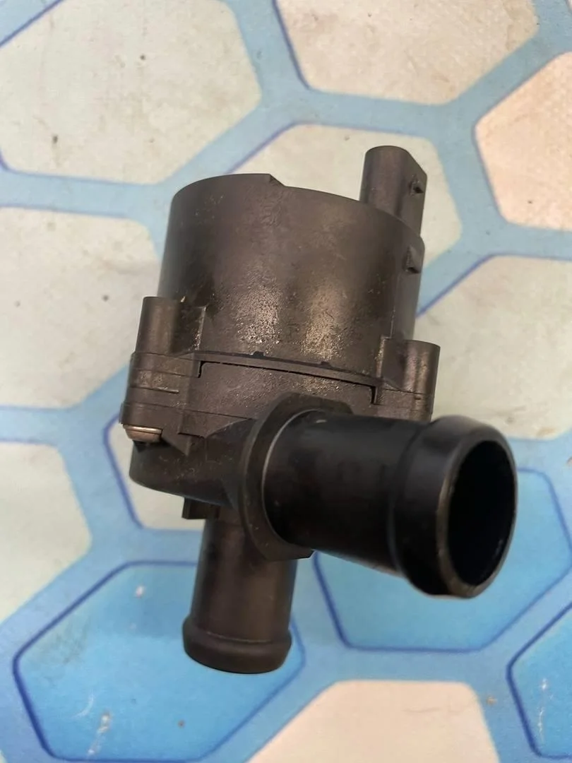 Насос водяной дополнительный Audi A3 2013-2016 8V