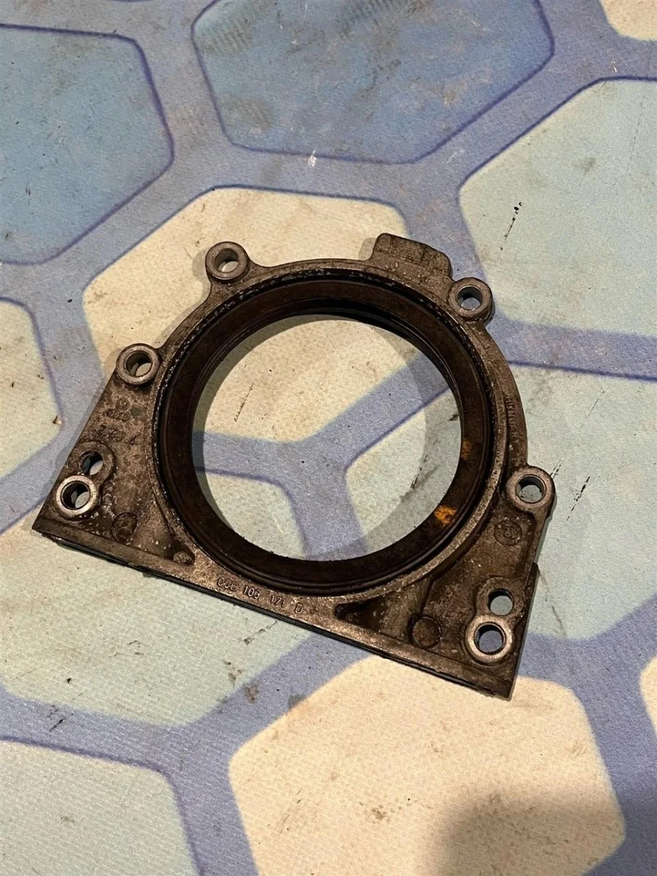 Крышка коленвала задняя Audi A3 1996-2003 8L1