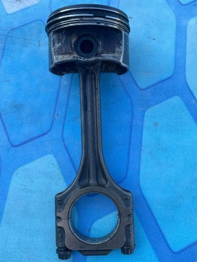 Поршень в сборе шатуном Audi A3 2003-2013 8P1