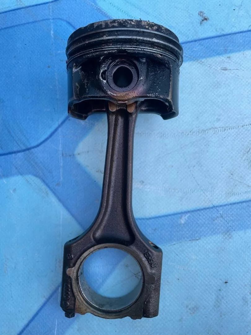 Поршень в сборе шатуном Audi A3 2003-2013 8P1