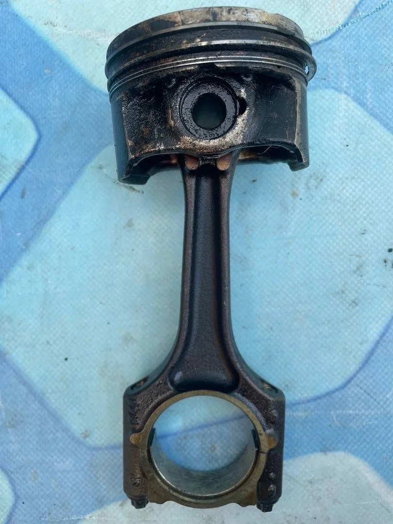 Поршень в сборе шатуном Audi A3 2003-2013 8P1