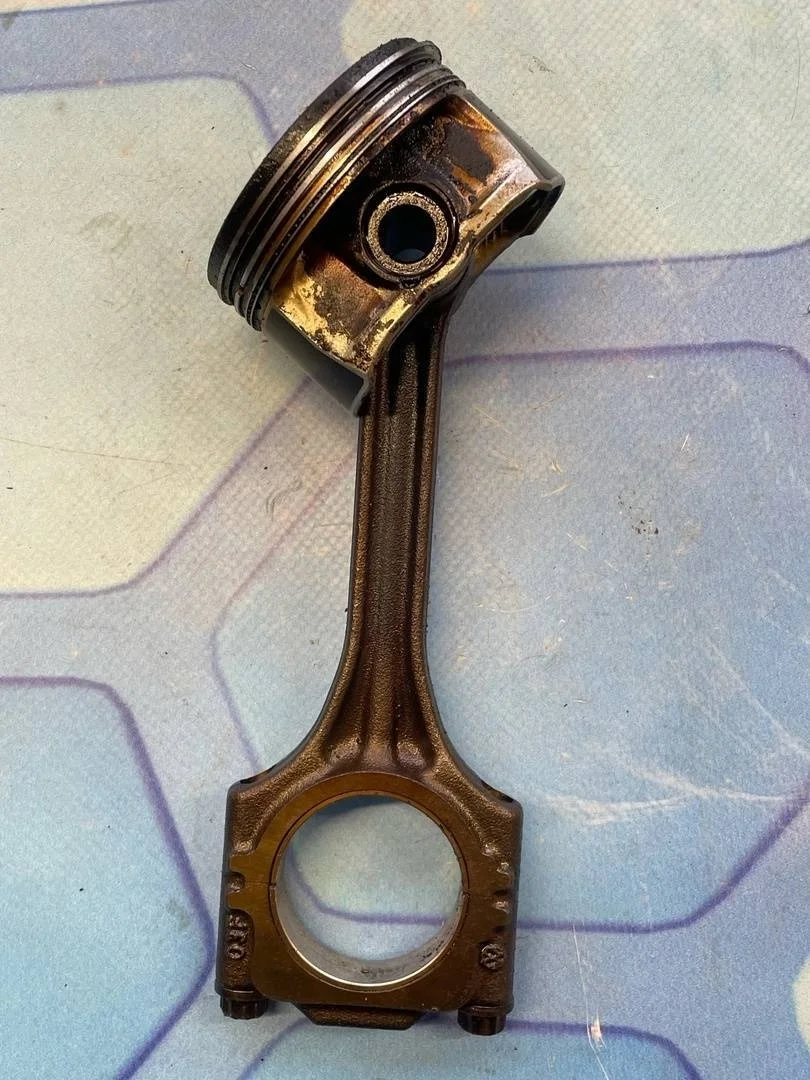 Поршень в сборе шатуном Audi A3 2003-2013 8P1