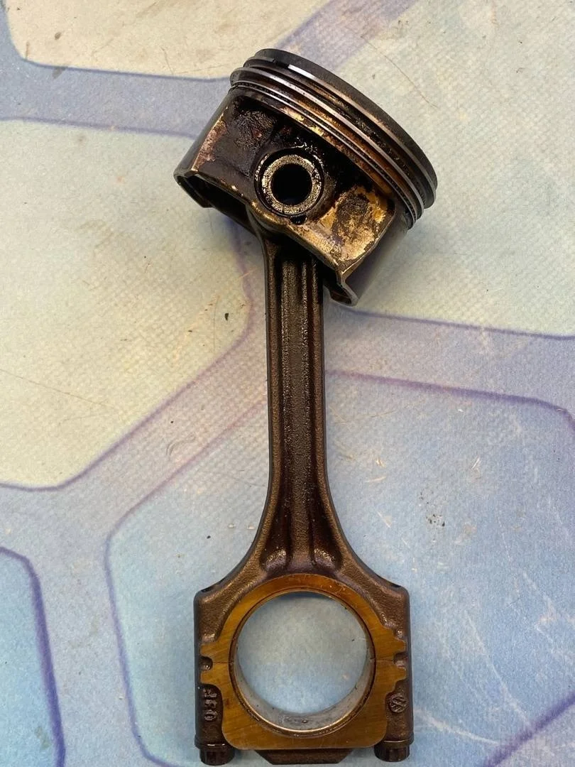 Поршень в сборе шатуном Audi A3 2003-2013 8P1