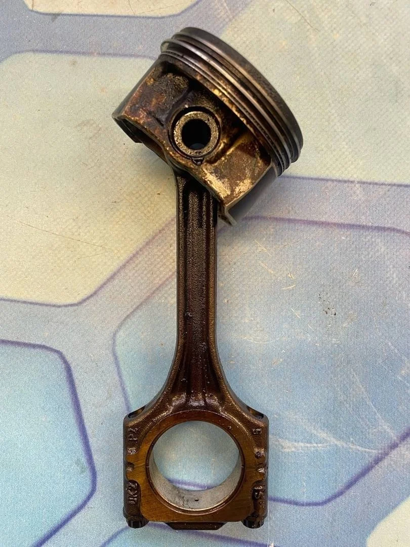 Поршень в сборе шатуном Audi A3 2003-2013 8P1