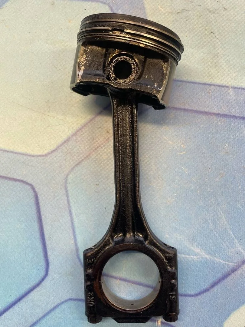 Поршень в сборе шатуном Audi A3 2003-2013 8P1