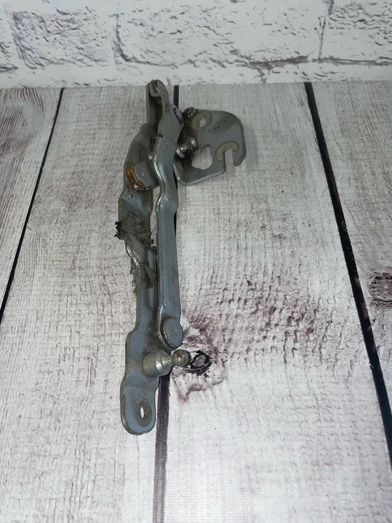 Петля крышки багажника седан правая Audi A4 1994-2001 B5