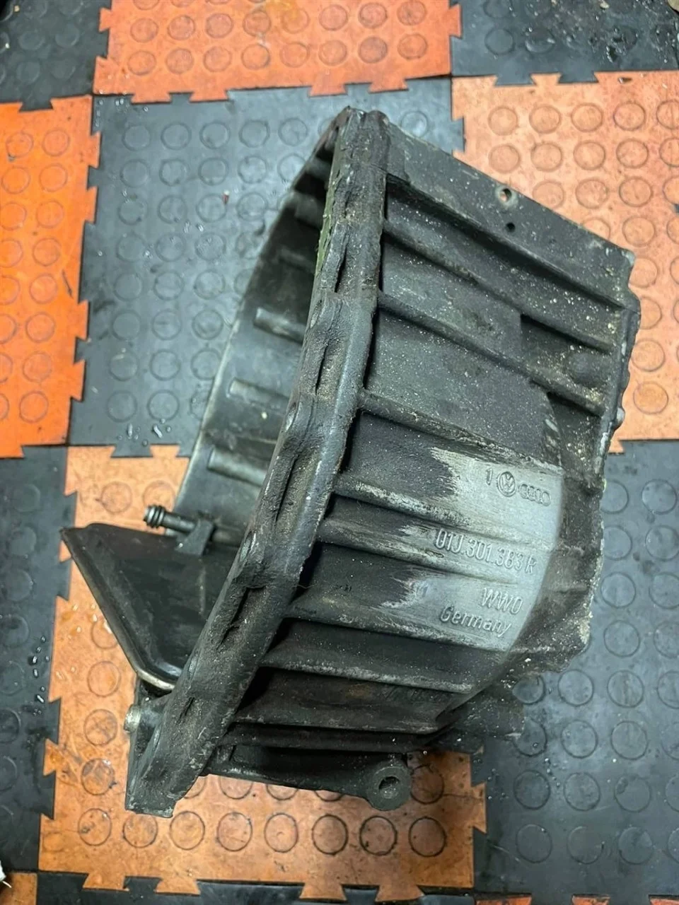Крышка корпуса кпп Audi A4 2000-2004 B6