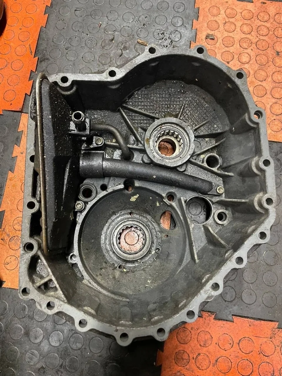 Крышка корпуса кпп Audi A4 2000-2004 B6