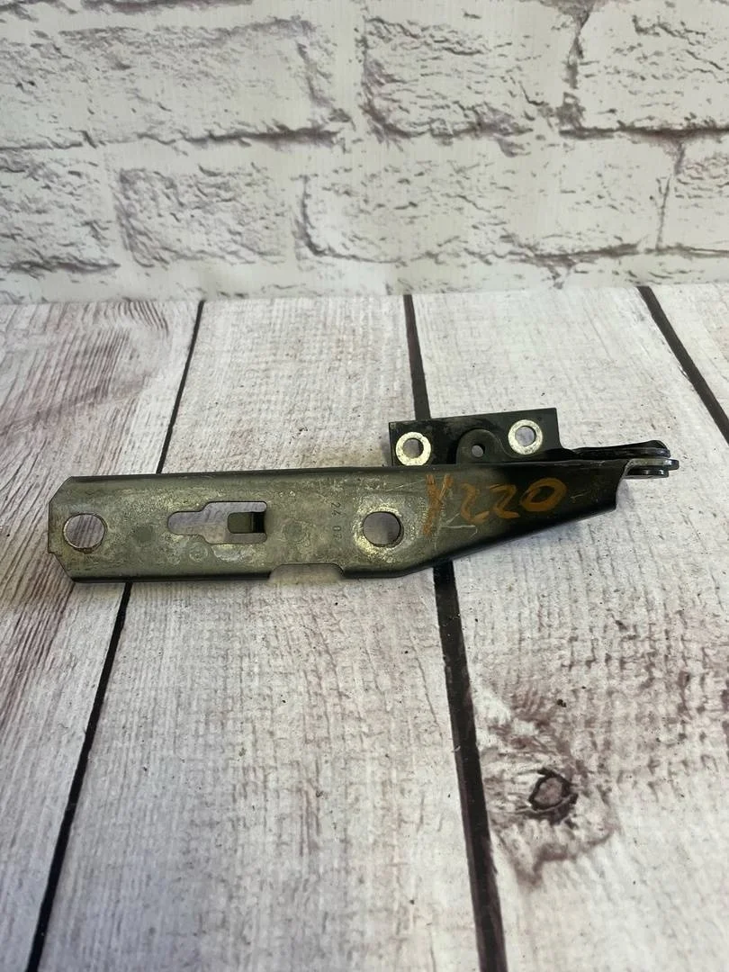 Петля капота правая Audi A4 2005-2007 B7