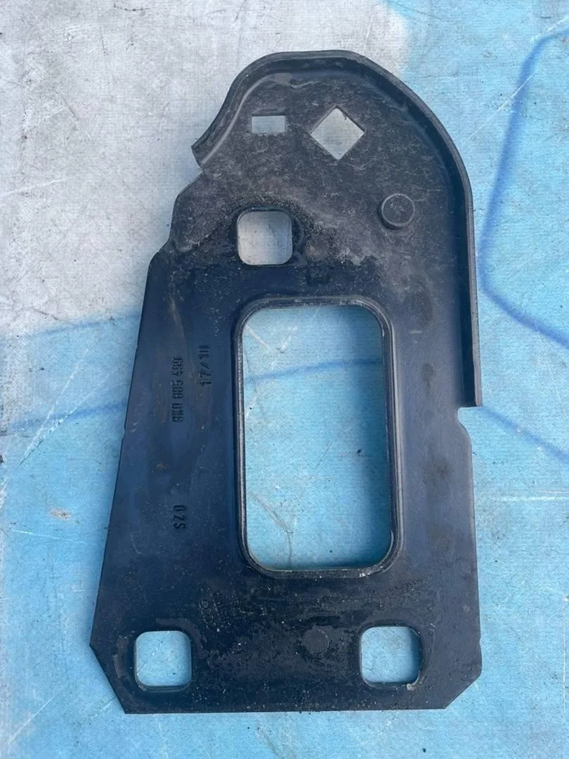 Кронштейн усилителя бампера левый Audi A4 2007-2015 B8