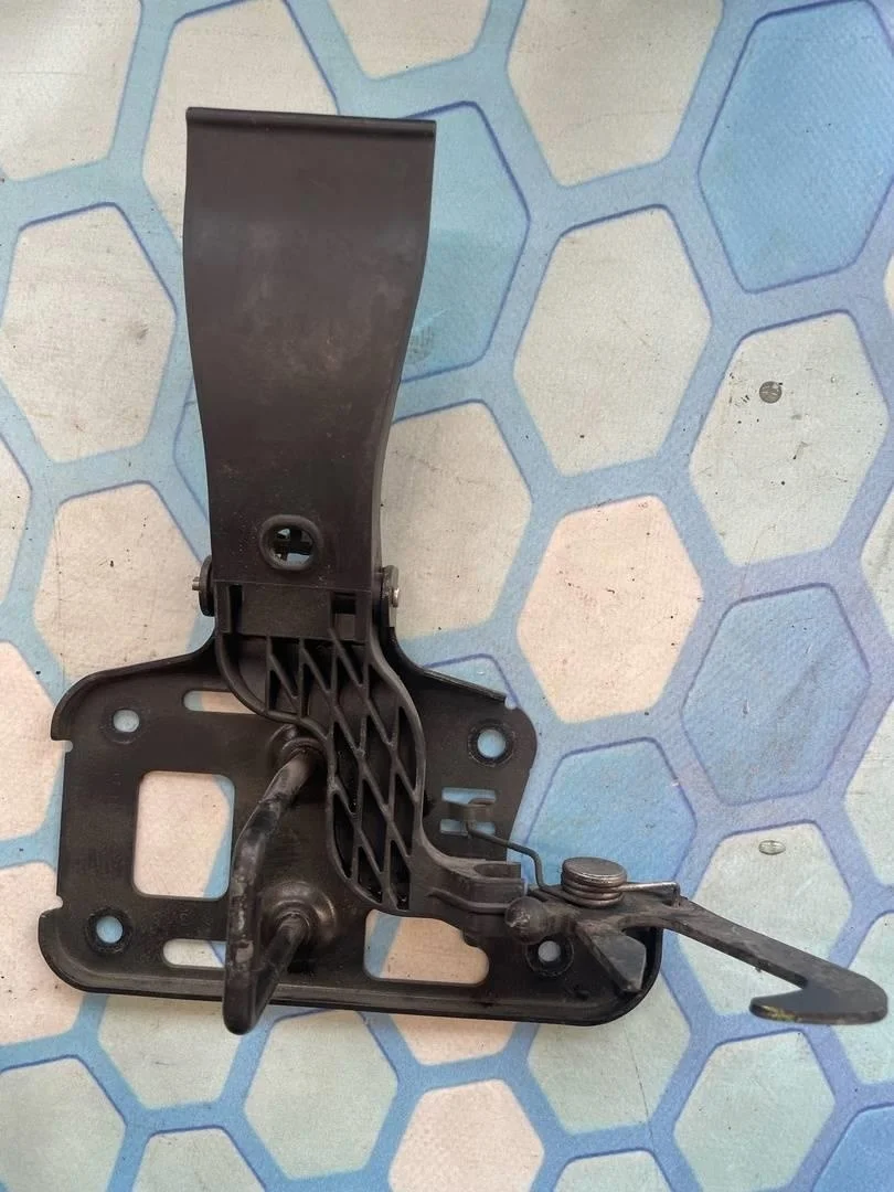 Крючок капота Audi A4 2007-2015 B8