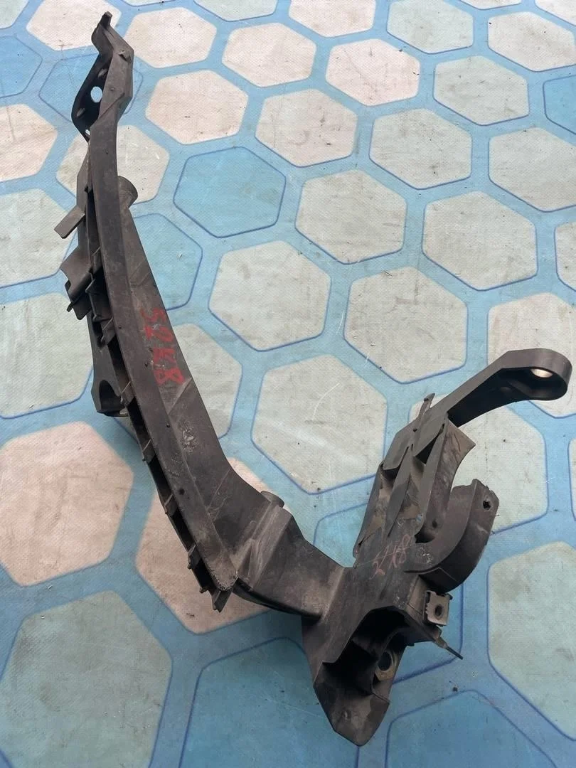 Кронштейн фар правый Audi A4 2007-2015 B8