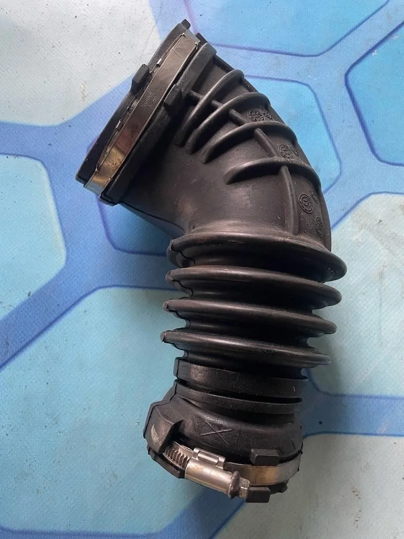 Патрубок воздушного фильтра Audi A4 2007-2015 B8