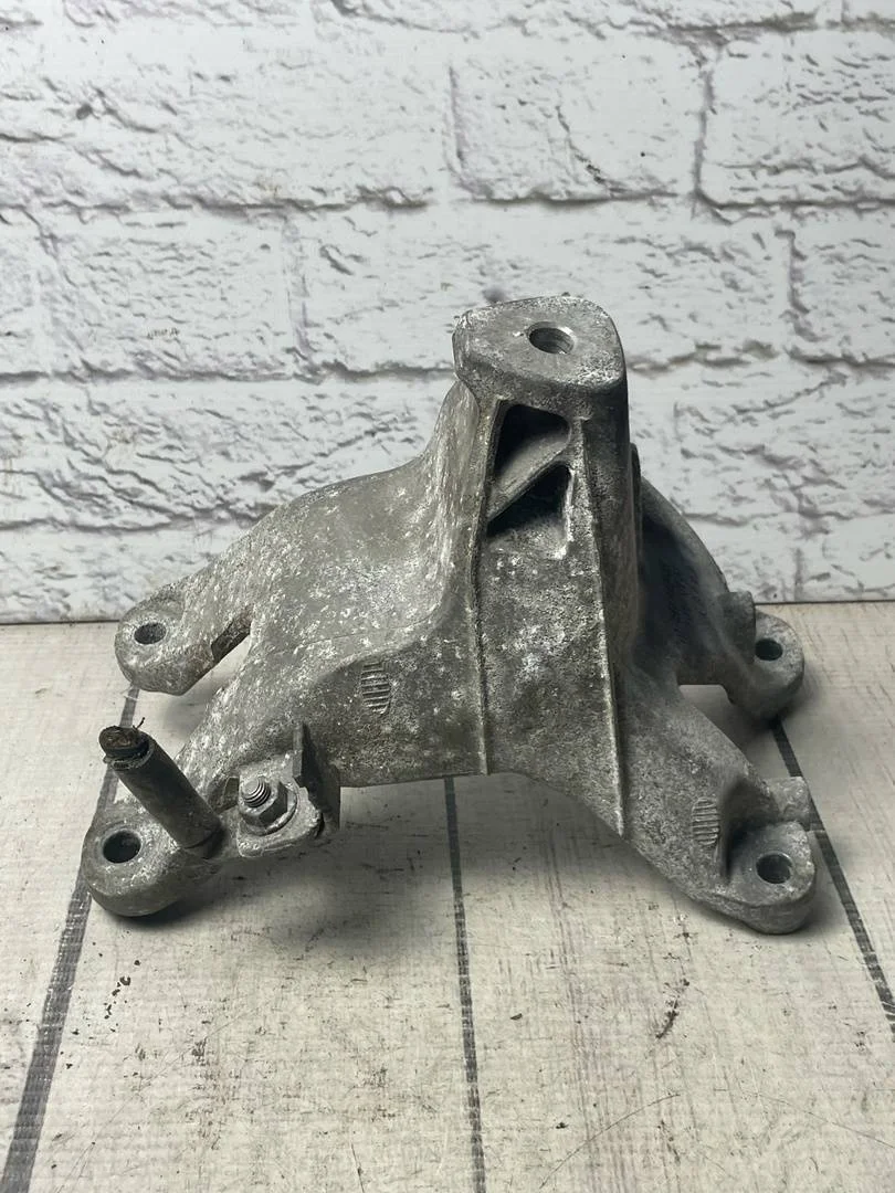 Кронштейн двигателя правый Audi A4 2007-2015 B8