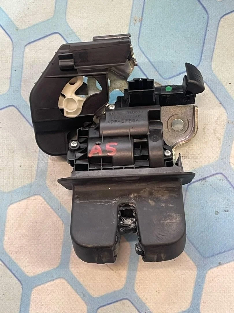 Замок багажника защелка Audi A5 2008-2016 S5