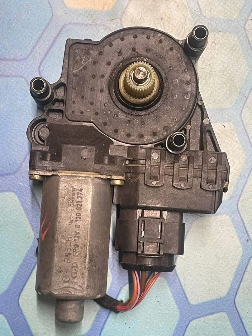 Моторчик стеклоподъемника передний правый Audi A6 1997-2004 C5