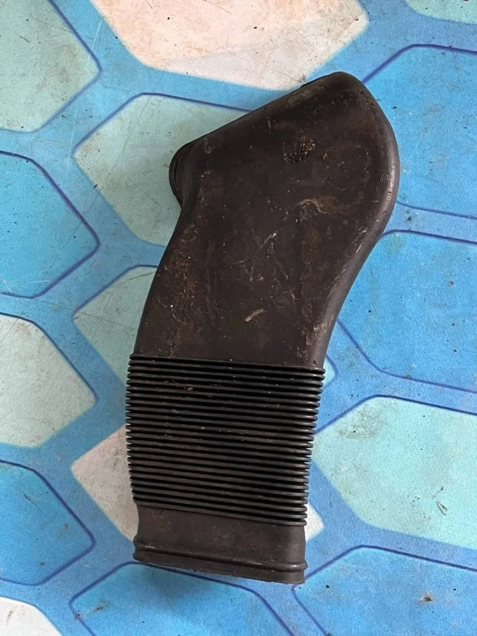 Патрубок воздуховод двс Audi A6 1997-2004 C5