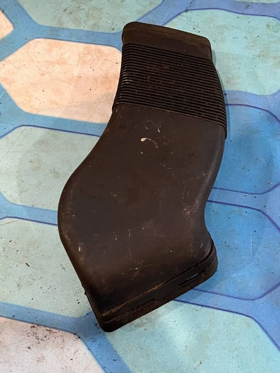 Патрубок воздуховод двс Audi A6 1997-2004 C5