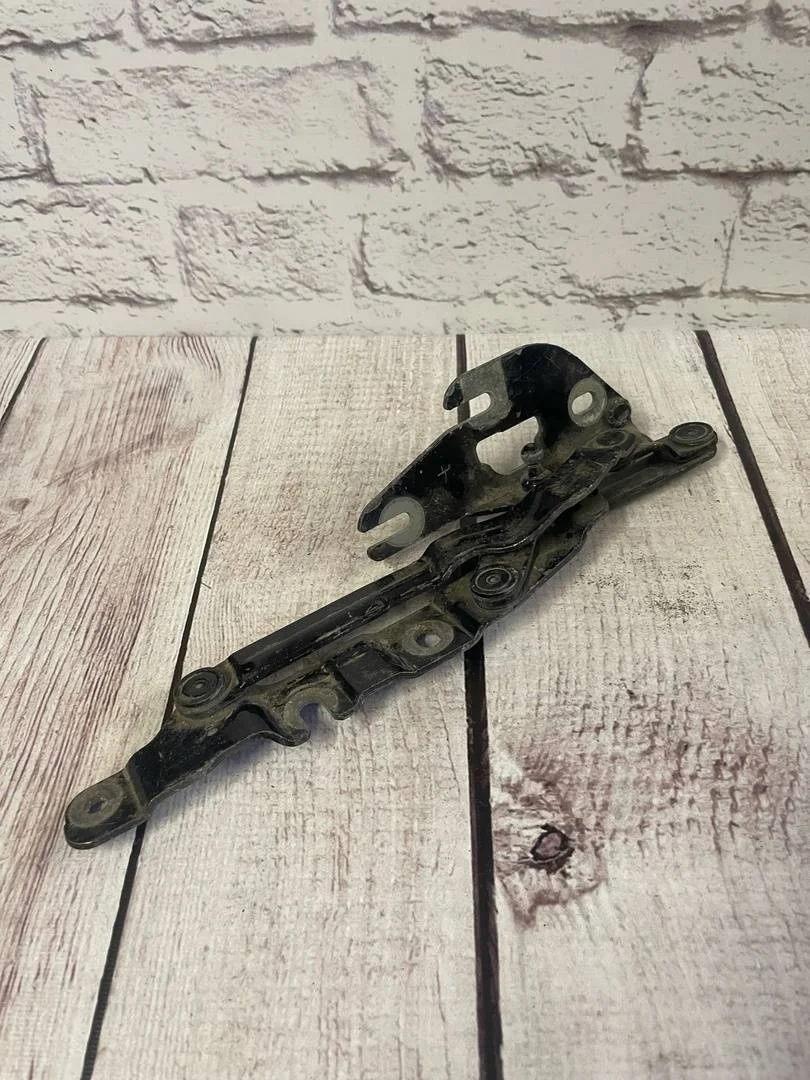 Петля крышки багажника седан левая Audi A6 1997-2004 C5