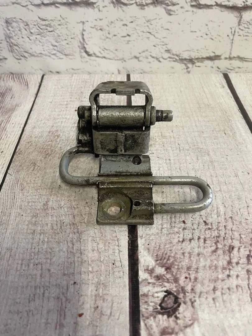 Петля двери нижняя передняя правая Audi A6 2000-2005 C5