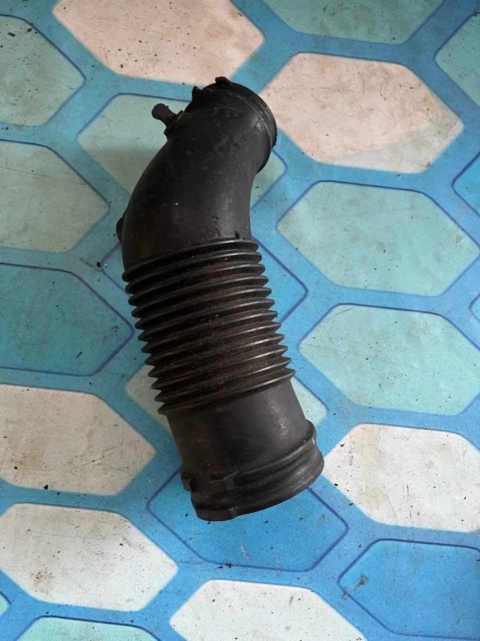 Патрубок воздушного фильтра Audi A6 2004-2011 C6