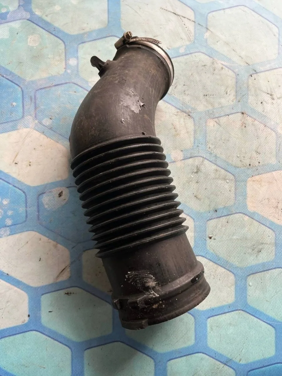 Патрубок воздушного фильтра Audi A6 2004-2011 C6