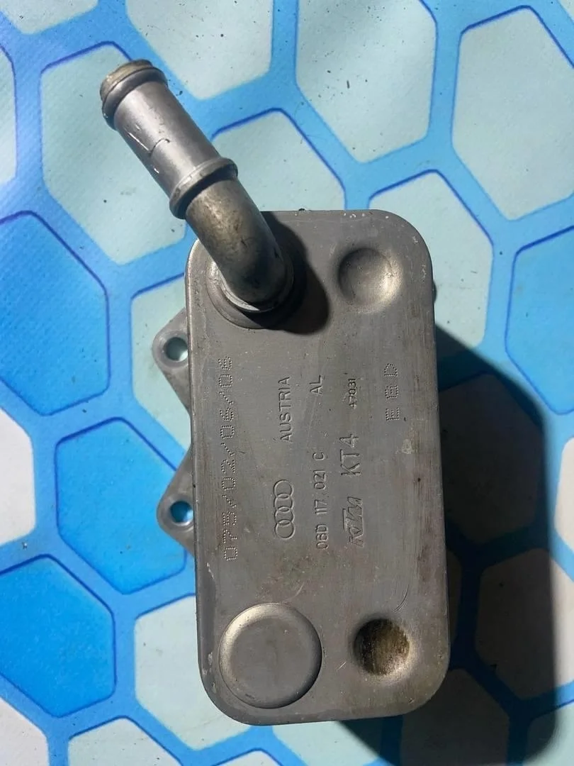 Радиатор масляный Audi A6 2004-2011 C6