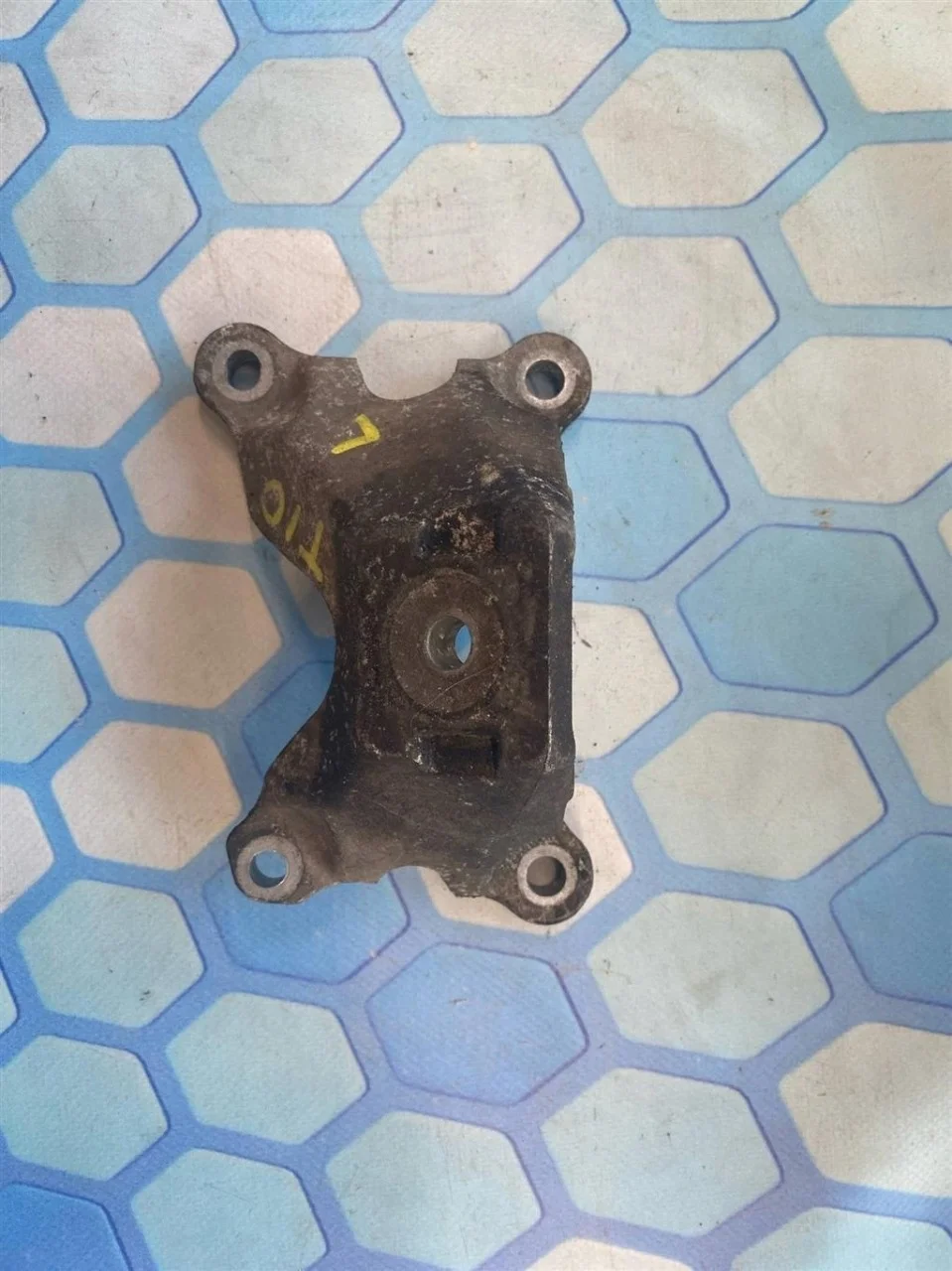 Кронштейн двигателя Audi A6 2004-2011 C6