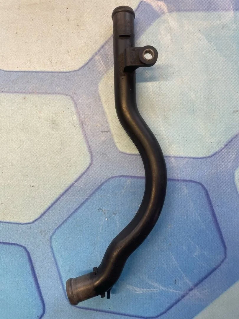 Патрубок охлаждения Audi A6 2004-2011 C6