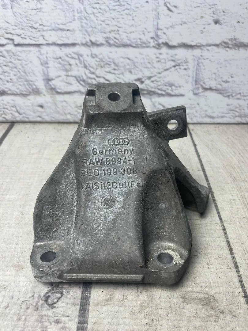 Кронштейн двигателя Audi A6 2004-2011 C6