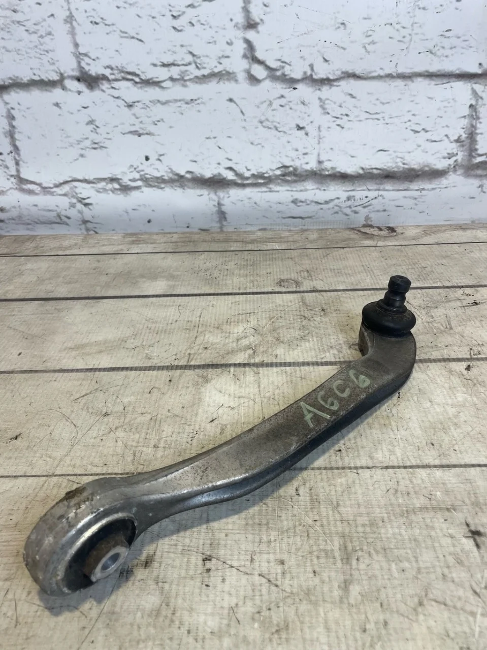 Рычаг правый передний верхний Audi A6 2004-2011 C6