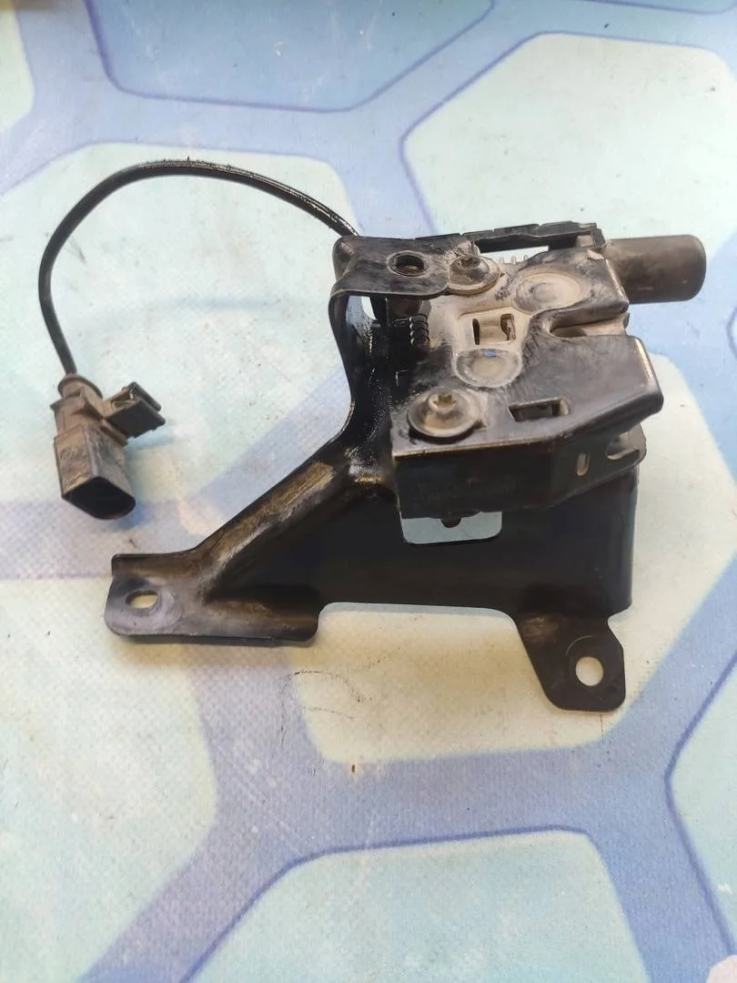 Замок капота Audi A8 2010-2017 4H