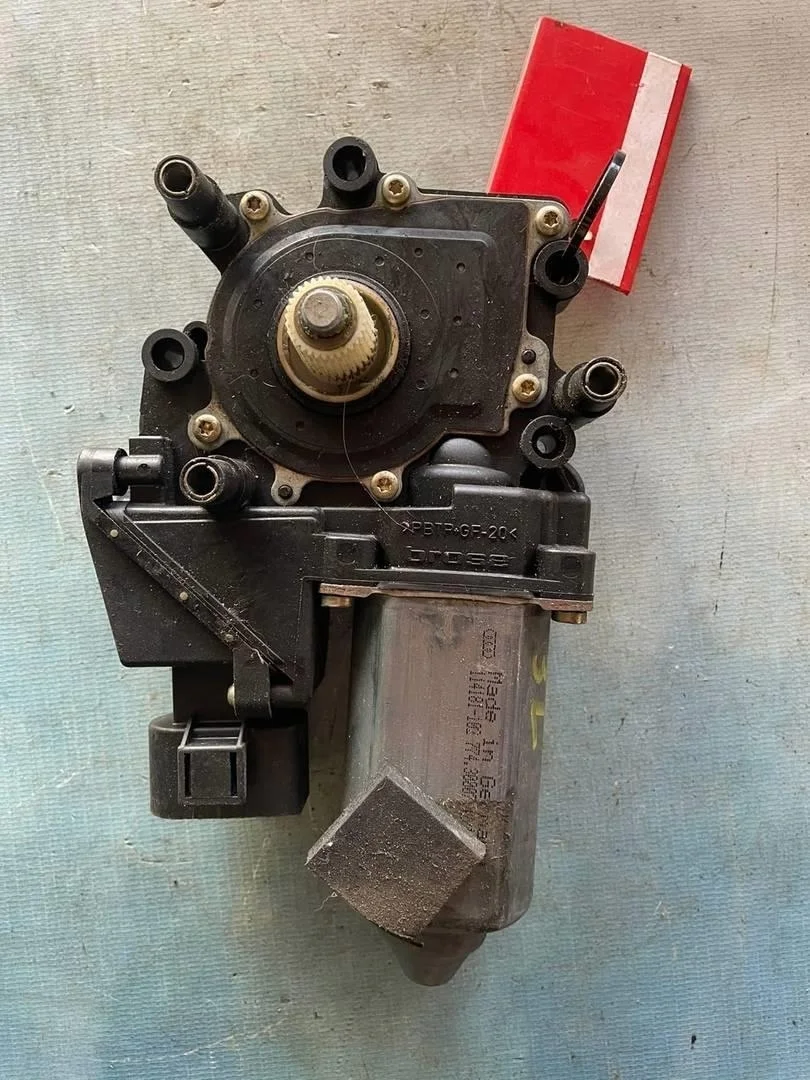 Моторчик стеклоподъемника задний левый Audi A8 1994-1998 D2