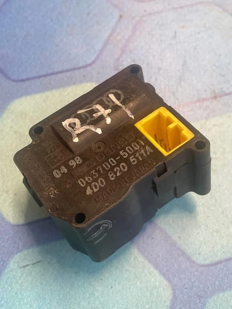 Моторчик заслонки печки (сервопривод) Audi A8 1994-1998 D2