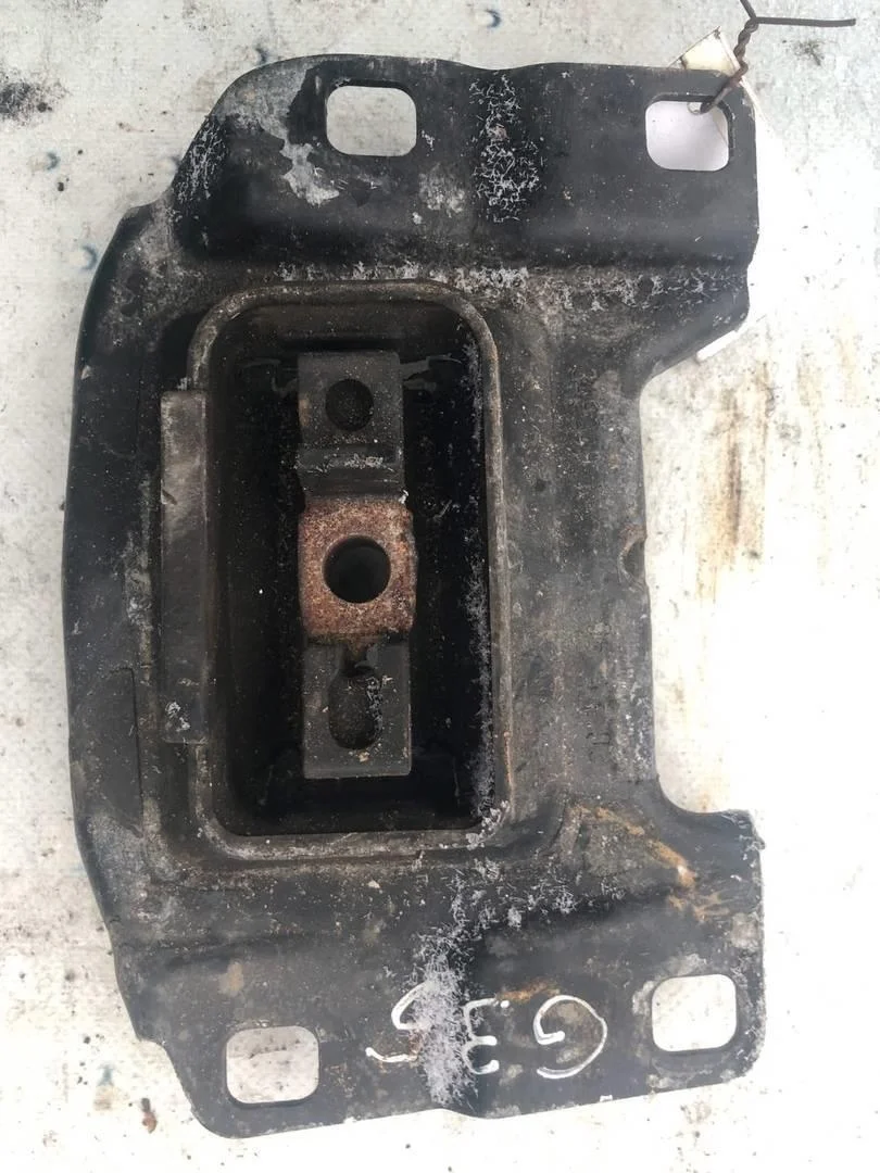 Опора двигателя левая Ford Focus 2 2008-2011