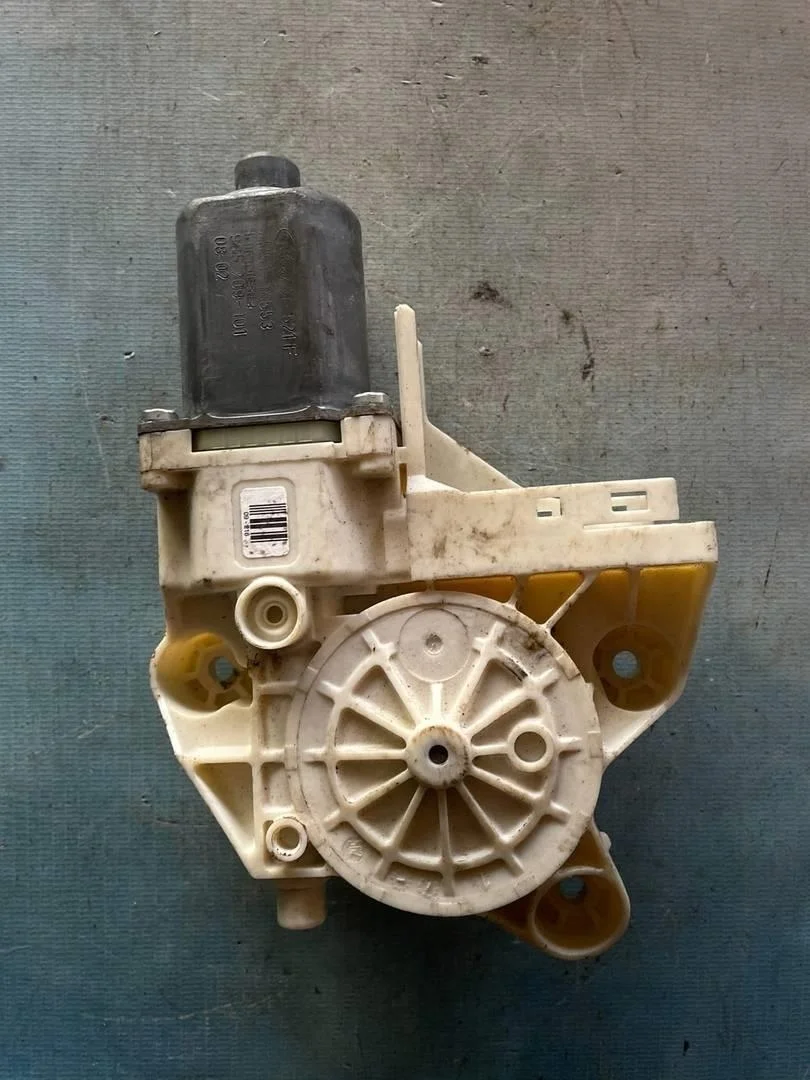 Моторчик стеклоподъемника передний правый Ford Focus 2 2008-2011