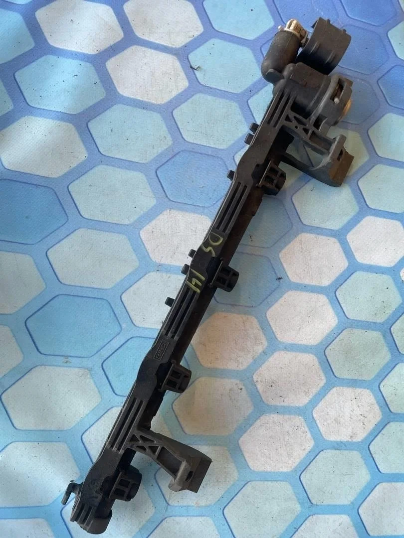 Топливная рампа Ford Focus 2 2008-2011