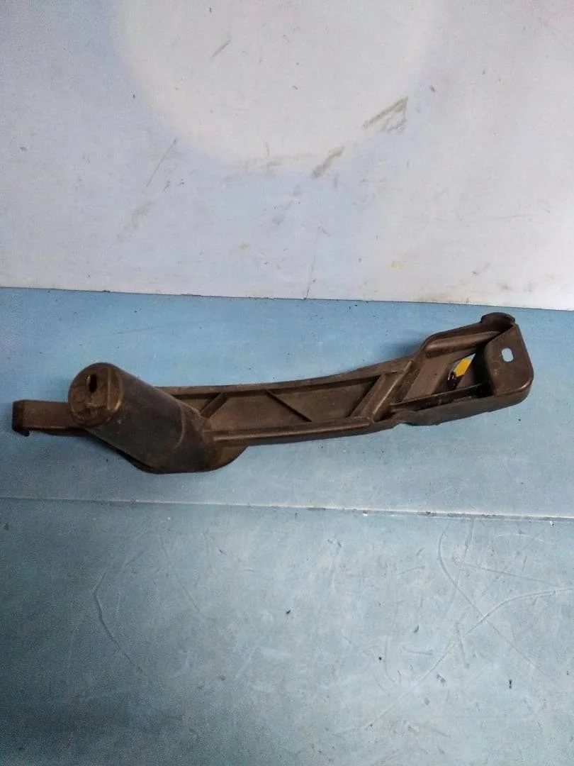 Направляющая переднего бампера левая VW Golf 2003-2009