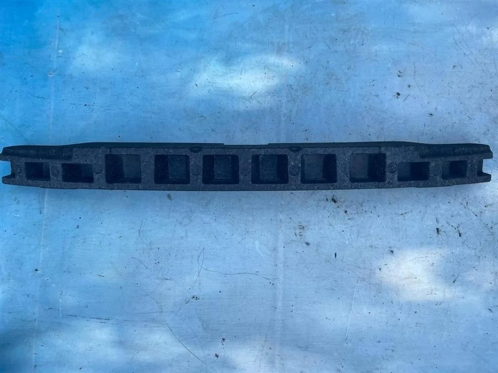 Усилитель бампера переднего VW Golf 2003-2009