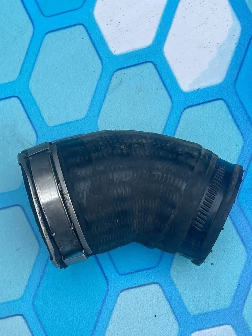 Патрубок интеркулера VW Golf 2003-2009