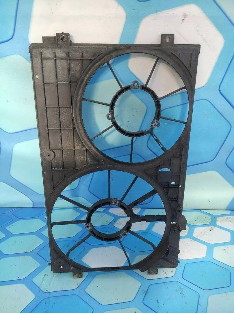 Диффузор вентиялторов пустой VW Golf 2003-2009