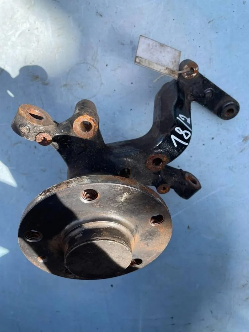 Кулак поворотный задний правый VW Golf 6 2009-2012