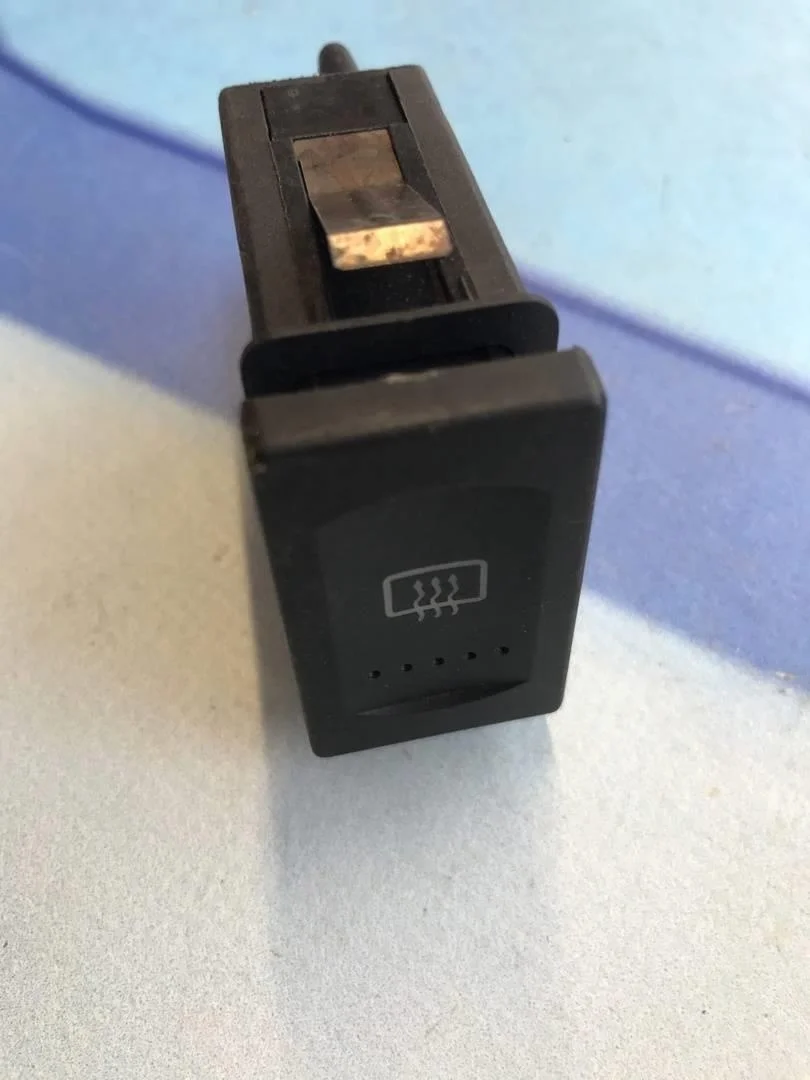 Кнопка обогрева заднего стекла VW Passat 1996-2000 B5