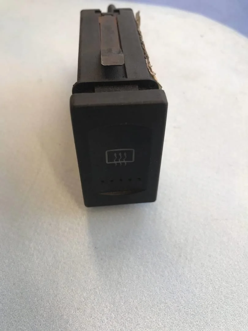 Кнопка обогрева заднего стекла VW Passat 1996-2000 B5