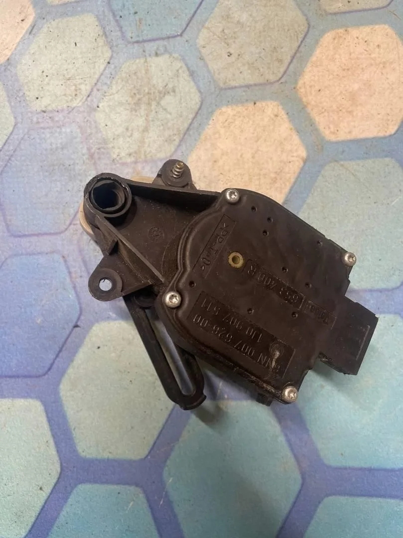 Моторчик заслонки печки (сервопривод) VW Passat 1996-2000 B5