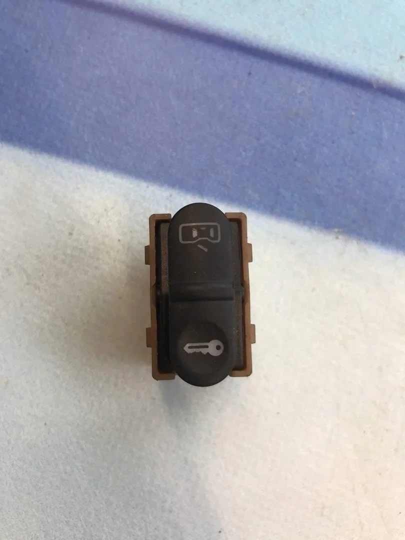 Предохранительный выключатель центрального замка VW Passat 2001-2005 B5+