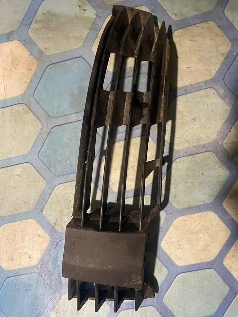 Решетка бампера левая VW Passat 2001-2005 B5+