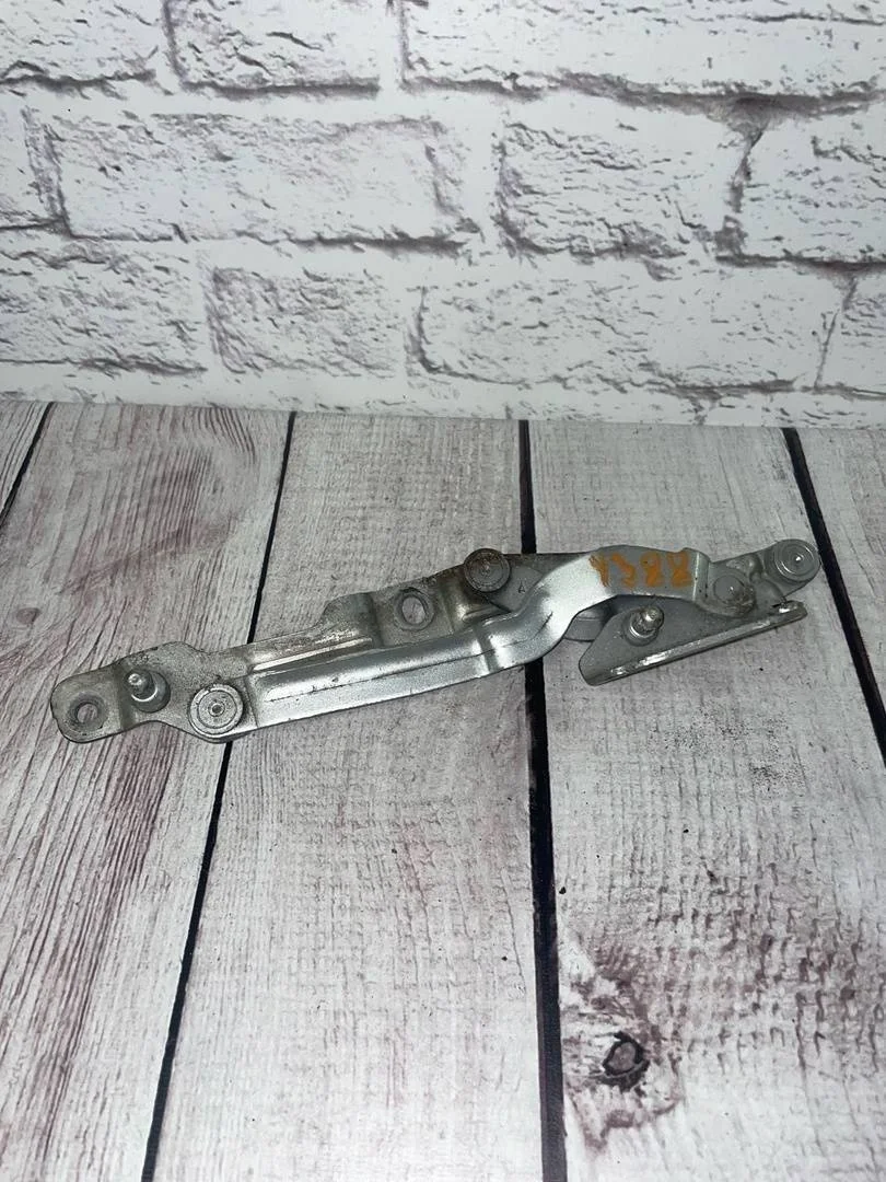 Петля крышки багажника седан правая VW Passat 2001-2005 B5+