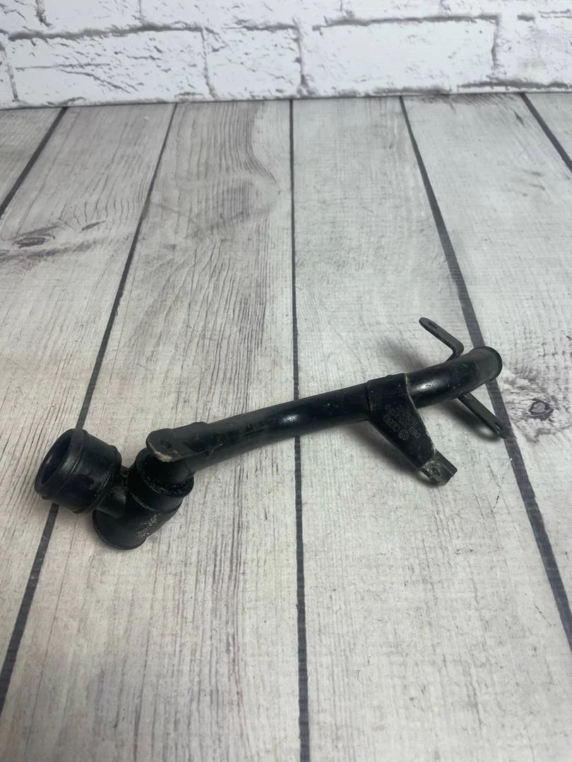 Патрубок системы вентиляции картера VW Passat 2001-2005 B5+